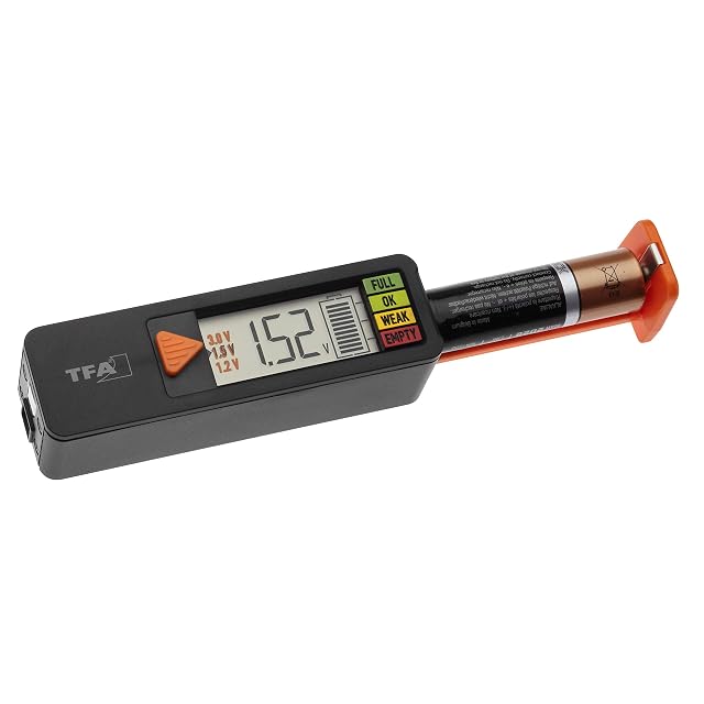Testeur TFA Dostmann BatteryCheck avec une pile en place et son écran numérique allumé