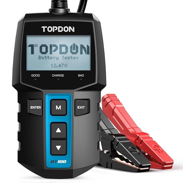 Testeur de batterie de véhicule TOPDON BT100 avec ses pinces sur une batterie de voiture