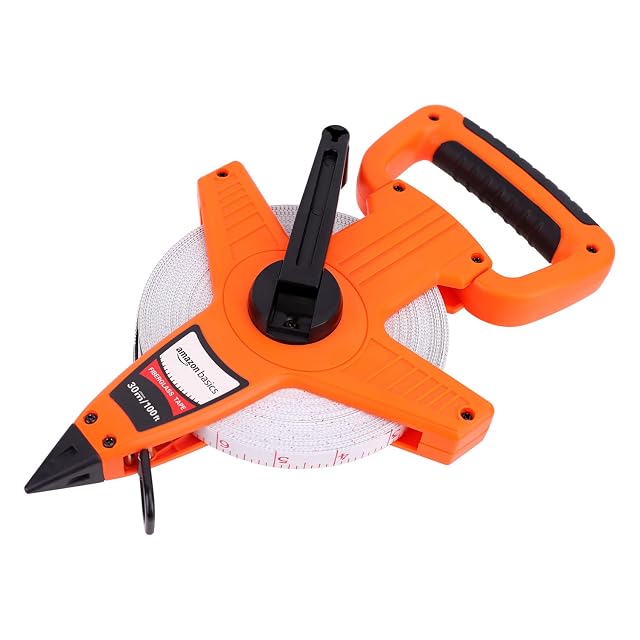 Mètre ruban à dévidoir ouvert Amazon Basics orange, avec sa bande fibre de verre et son crochet d’extrémité